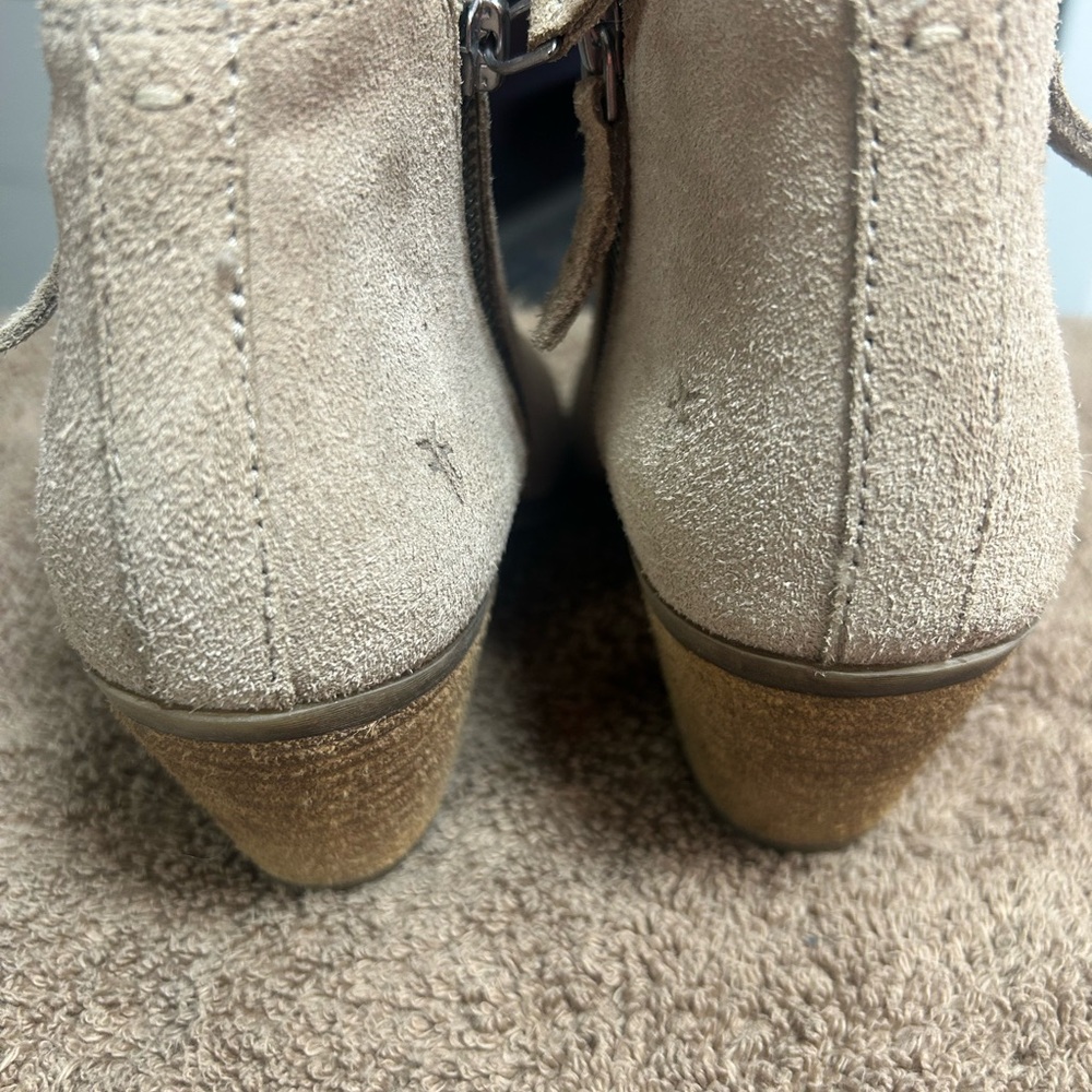 FRYE Judith Double zip beige suede ankle bootie. Like new. Size 6M - Picture 8 of 10